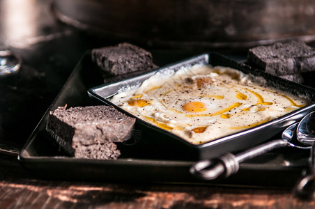烤鸡蛋和木炭面包图片