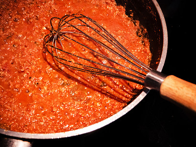 在锅里做番茄酱意大利面胡须贴近镜头图片