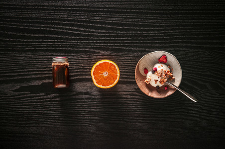 水果酸奶和蜂蜜的俯视图图片