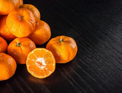 青色橘子将橙子和整复制在黑木桌上的空间复在黑木桌上背景