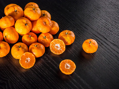 橙子和黑色木制桌上有复空间图片