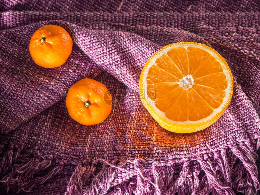 绿色棉花手工艺布质横向拍摄上复制空间的新鲜半径和整橙子图片