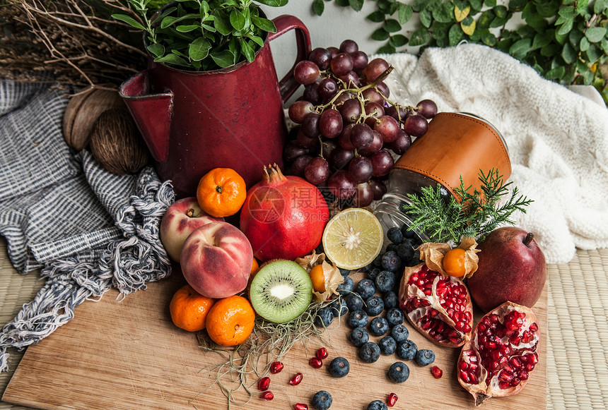 木制背景上不同种类水果的健康饮食主题复制空间图片