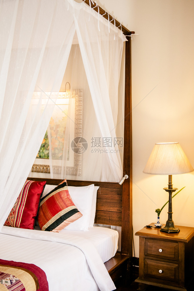 2014年3月日204年月泰兰邦Bangko古老的殖民式木质四张挂着窗帘彩色枕头和灯的四张海报床图片