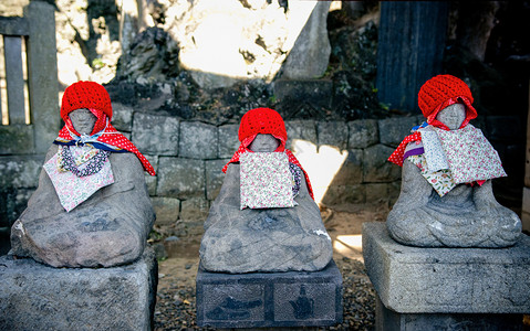 日本千叶成田三新寺的日本僧侣石头雕像戴着红色针织帽图片