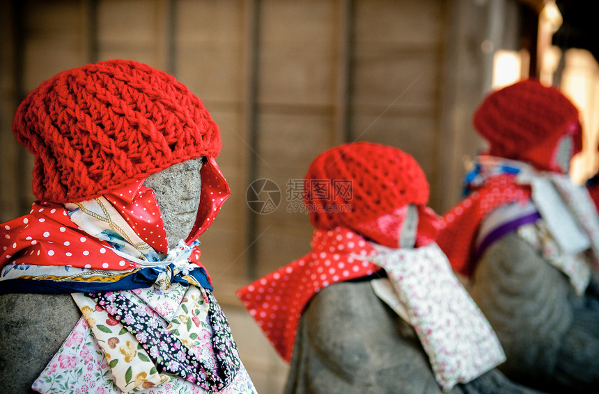 日本千叶成田三新寺的日本僧侣石头雕像戴着红色针织帽图片