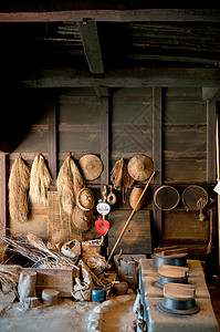 村上201年月日ChibaJpn旧的木制厨房用农具在古村edo镇BsnMura露天航空博物馆的旧edo房屋里背景