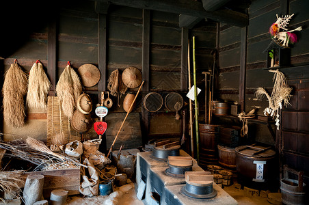 201年月日ChibaJpn旧的木制厨房用农具在古村edo镇BsnMura露天航空博物馆的旧edo房屋里背景图片