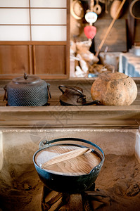 201年月日ChibaJpn古日本壁炉用铁锅在古老村镇edoBsnmura露天博物馆旧衣多风格的老家用铁锅日本老壁炉iro背景