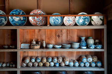 村上古老的代陶瓷器碗花瓶Bosnmura露天航空博物馆纪念品店的瓶子背景