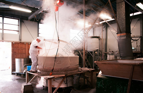 2012年12月12日日本千叶成田市当地陈年酿酒厂的米酒蒸法图片
