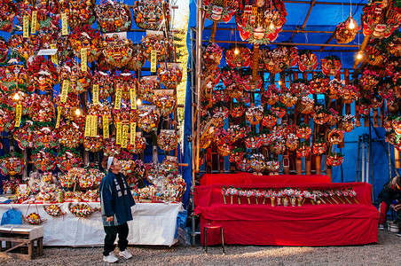 2012年12月10日日本埼玉小宫由纪夫日本熊黛幸运耙在东京市场在武藏一代宫崎骏神社举行的第一个节日背景