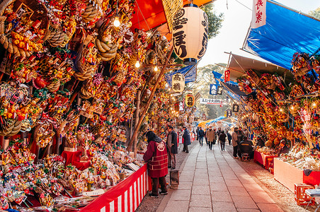 2012年12月10日日本埼玉小宫由纪夫日本熊黛幸运耙在东京市场在武藏一代宫崎骏神社举行的第一个节日背景图片