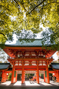201年月日秋天阳光明媚的山川津贾神庙美丽的红门高清图片