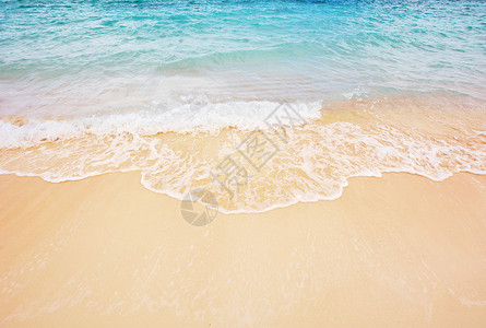 美丽的沙滩蓝色海浪滚到岸边在巴哈马斯的纳索图片