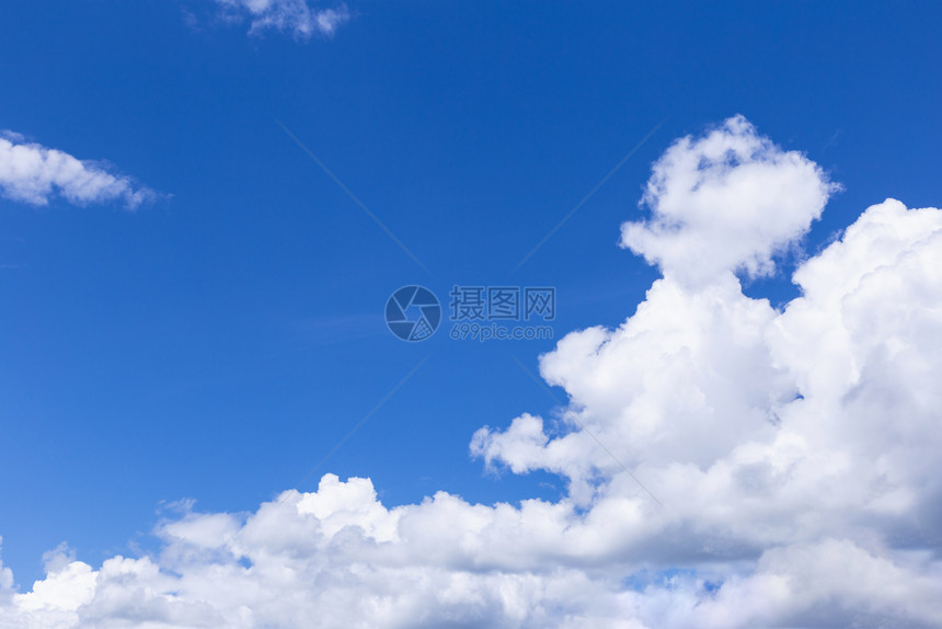 蓝色天空背景白云阳光明媚的夏日或春雨云图片