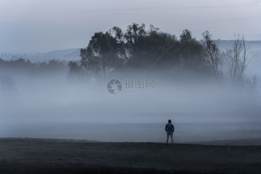 一个男人独自站在寒冷的草原上思考着浓密的雾靠近斯瓦比什大厅德意志图片
