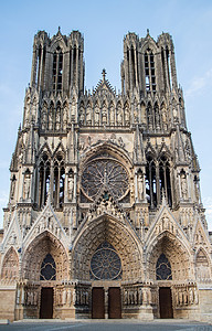 从法国夏季兰斯大街上俯瞰圣母院法国兰斯的圣母院背景图片