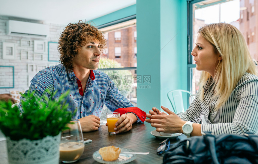 男女在咖啡馆吃早餐一对夫妇在咖啡馆吃早餐图片