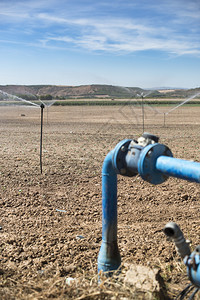 田间农业的水管图片