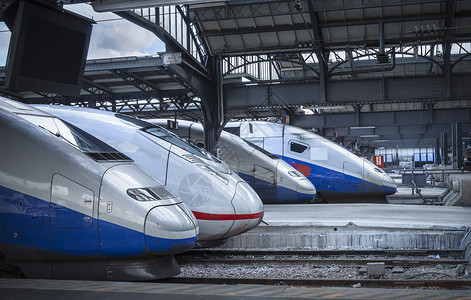 驻扎四种不同的高速现代列车从法国巴黎停靠在火车站背景