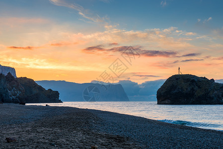 美丽的橙色黎明海景滩和岛屿背景图片