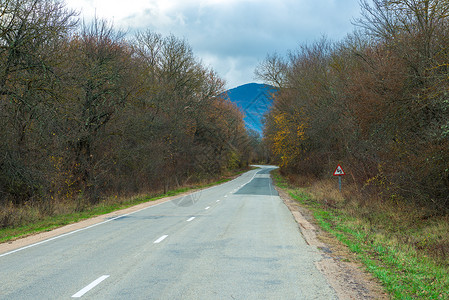 山路在山中弯弯曲曲风景秋日图片