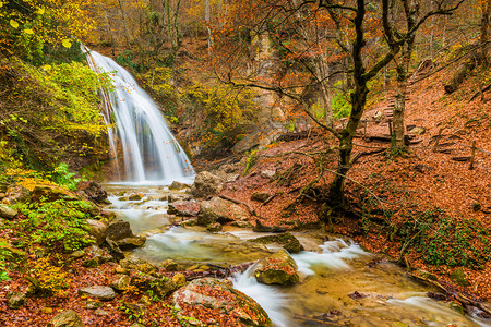 克里米亚半岛的自然吸引力巨大的瀑布美丽秋天风景图片
