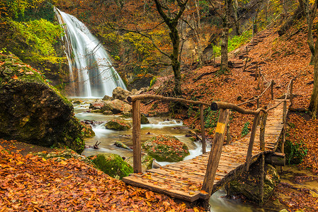 美观的风景图片般瀑布陪审员旧木桥秋天犯罪俄国背景