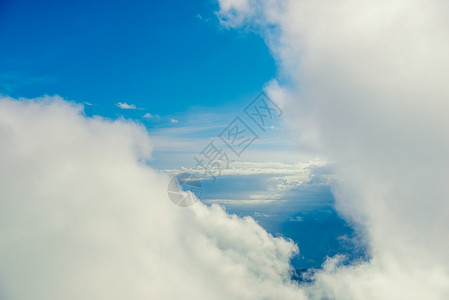 高空和蓝天的美丽云图片