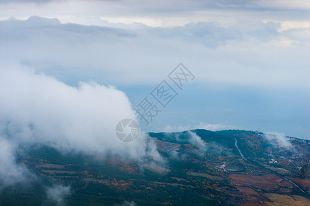 云下山谷和海高处的风景图片