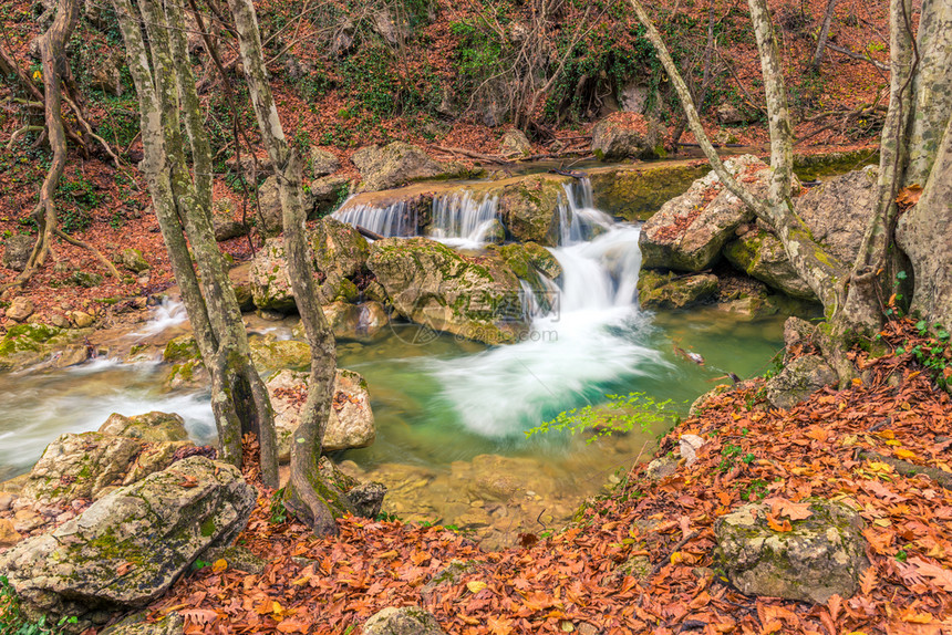 山上有峡谷流淌图片