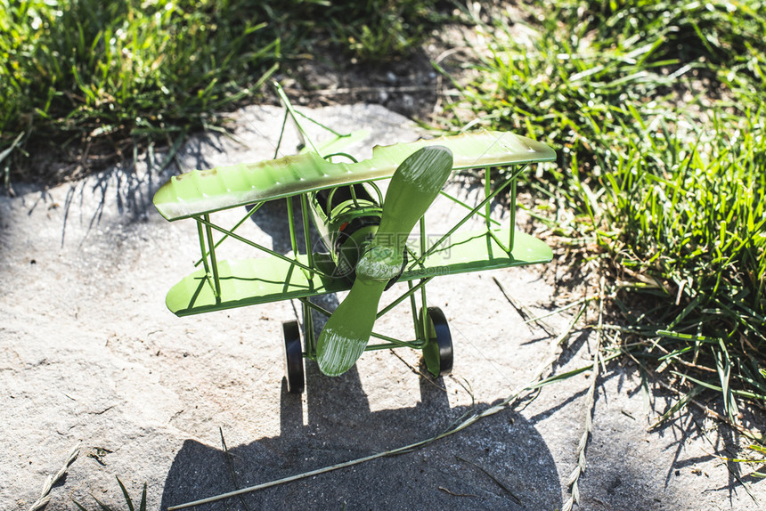 花园里的绿色飞机玩具图片
