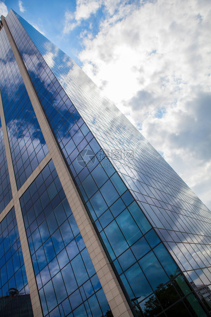 现代烟雾玻璃办公大楼对抗蓝云天空现代建筑公司商业大楼图片