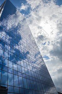 现代烟雾玻璃办公大楼背景图片