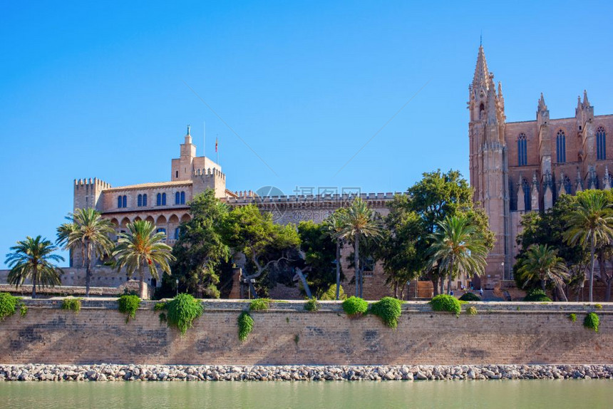 海岸上的大型哥特教堂美丽的西班牙人旅行图片图片