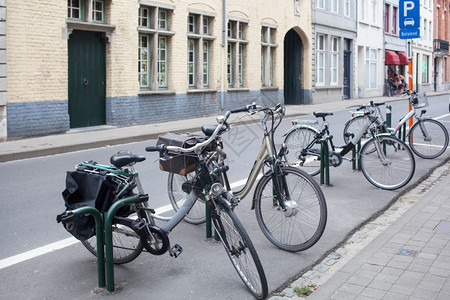 比利时欧洲老城中心的自行车停车场自行车停车场图片