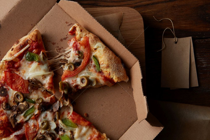纸板上的披萨片平铺纸板披萨盒中的图片