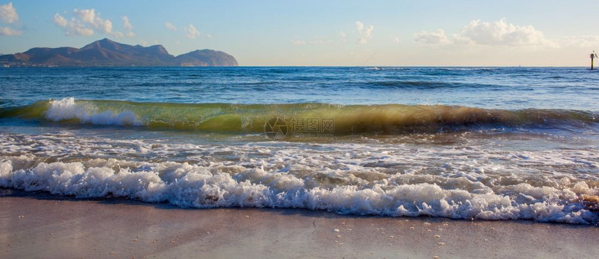 沙滩上软海浪的图片