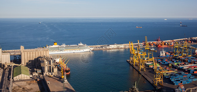最忙的在西班牙巴塞罗纳港的货品装码头和游轮背景