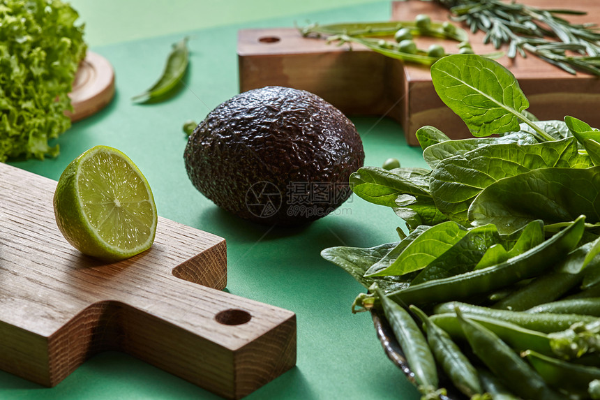 新鲜有机绿色蔬菜avocd一半的石灰黄瓜豆菠菜绿图片