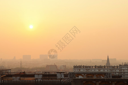 日落俯瞰布鲁塞尔的天际线比利时布鲁塞尔地平线上的日落图片
