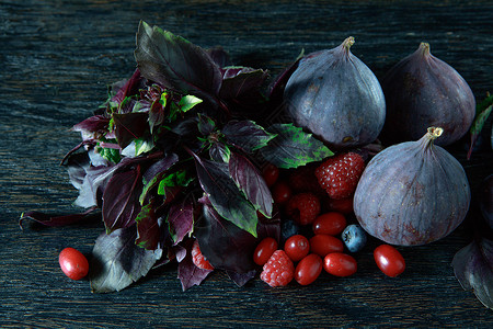 草莓和无花果木黑背景的无花果图片
