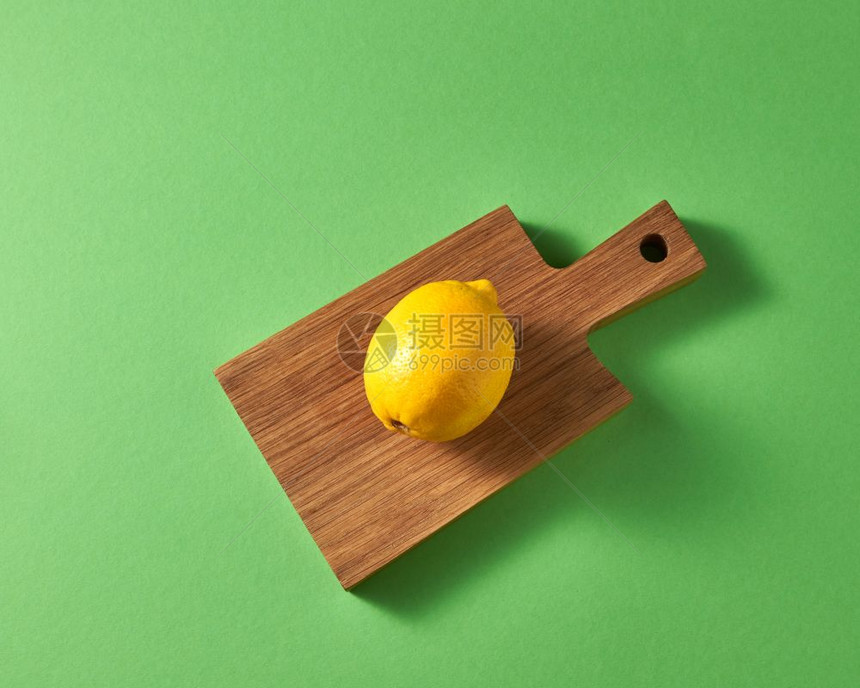 绿色背景的柑橘成熟果实顶层视图木板上有一整片黄色柠檬有复制空间绿色背景的木板上一整片黄色柠檬成熟图片