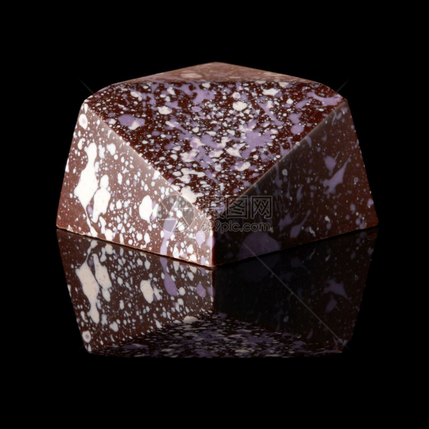 黑色背景的巧克力糖图片