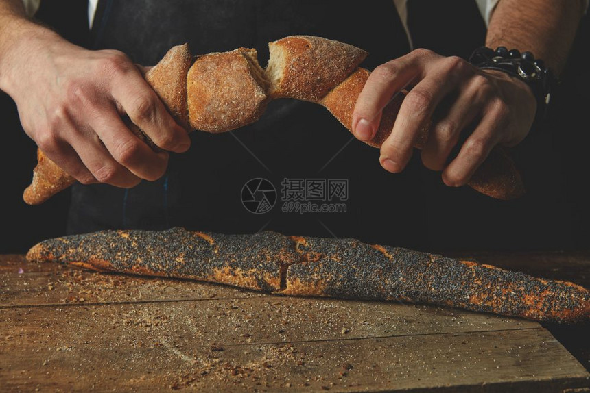 面包木板上的条最好烘烤产品手折的面包条最好烤面包制品手折的面包条图片
