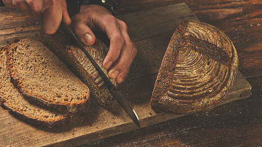 朗格罗面包师亲手在木板上切面包师亲手切背景