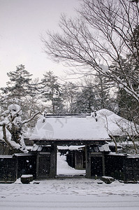 寒冬的日本人整个城市的雪覆盖着图片