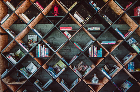 x档案素材Thailnd的kchburi书籍在X2度假村阅览室用现代木制书架上的各种杂志教科书背景