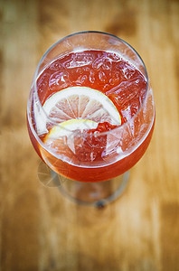 红柠檬鸡尾酒加鲜片红酒杯最亮的美食图片